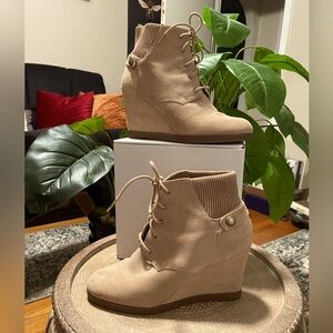 Michael Kors Lace Up Tan Booties Sz10